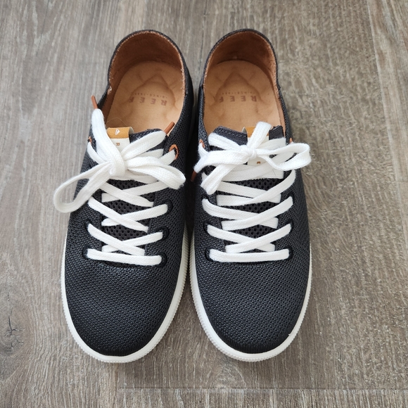 Never Worn NEW Reef Women's Charcoal and White Sneakers SZ 7 - Picture 1 of 6
